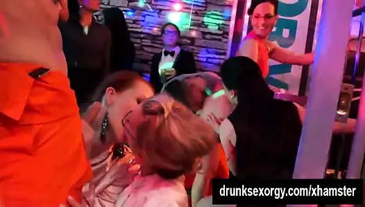 Ateşli sürtükler seks partisinde yarak emiyor