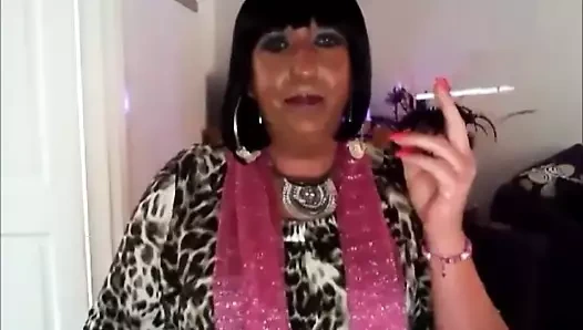 Chrissie web kamerasında tekrar sigara içiyor