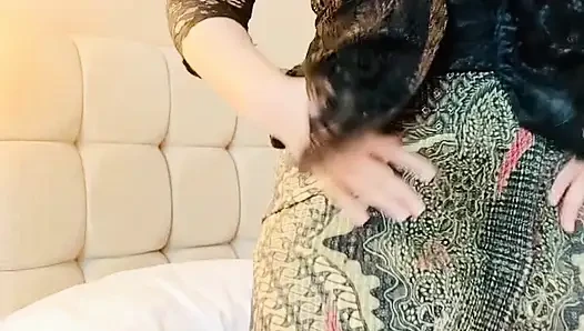 Endonezya geleneksel elbisesi ile solo kadın mastürbasyonu