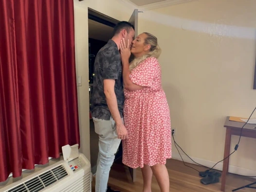 Ateşli evli kadın Venus kocasının iş arkadaşını baştan çıkarıyor ve sikiyor, yüzüne büyük bir boşalmadan önce yarağına fışkırtıyor