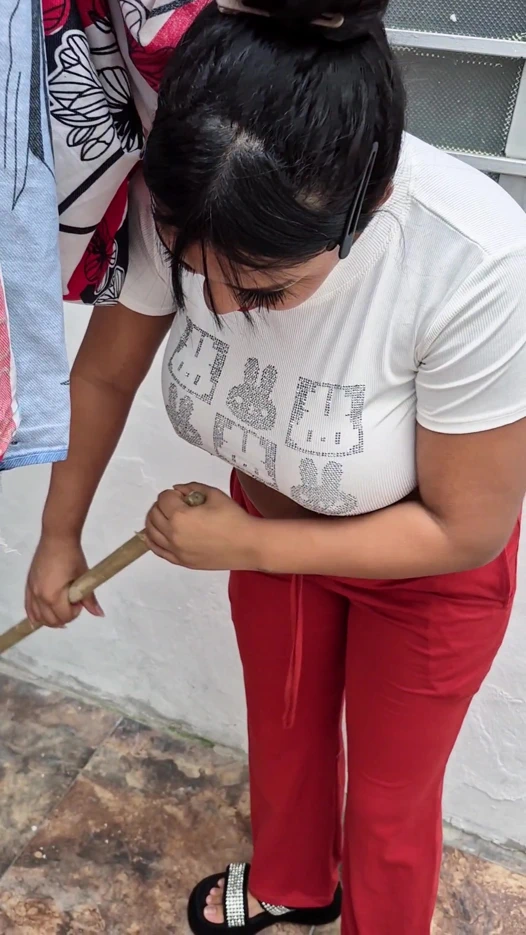 This Venezuelan was tired of sweeping my house and I made her fuck look at her ass so rich and big she has