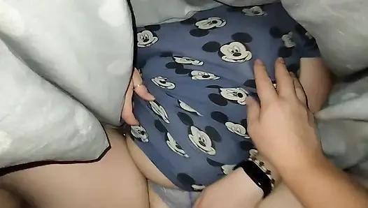 Külotlu ıslak amcıkla oynuyor