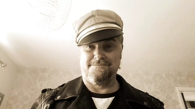 байкерша бьет плоть