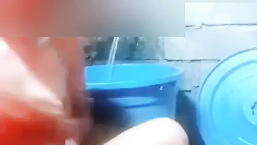 Duş almak isteyen ve duş isteyen bir adam