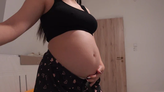 Hamile Hintli karım banyoda beyaz külotla mastürbasyon yapıyor