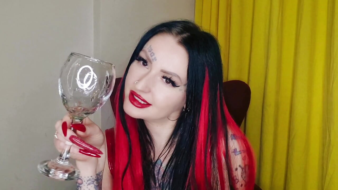 Tükürme fetişi. Sahibe limon emiyor, bu da özel bir tükürük kokteyli hazırlamak için daha fazla tükürük gerektiriyor, salya akıtıyor ve çiğnenmiş limon f