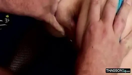 Blonde MILF nimmt riesigen schwanz tief in den hals und wird den arsch weit gedehnt