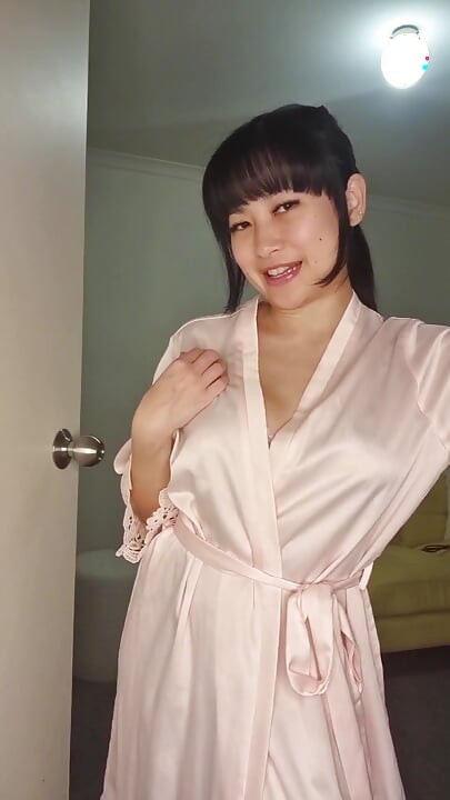 Asyalı orta yaşlı seksi kadın yorgun kocası joi'ye hoş geldin diyor
