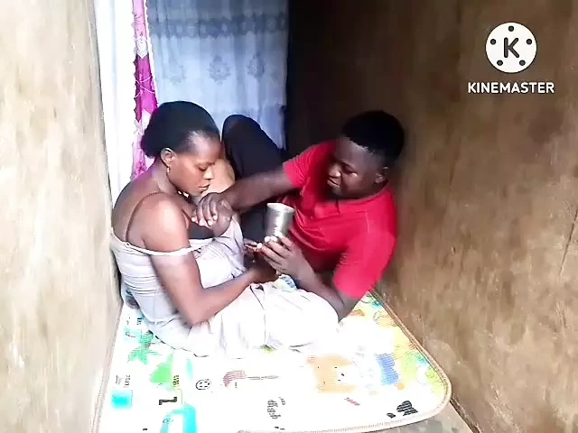 Hintli kadın koridorda sevgilisiyle sikişiyor - yaramaz Hintçe ses