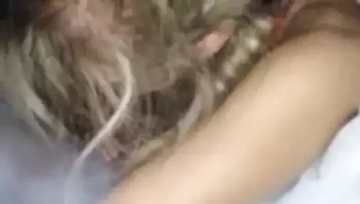 Elle me suce pendant que je fume la chicha