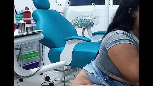 Genç latin sürtük dişçisini sikiyor ve ona büyük bir sakso çekiyor ve biniyor