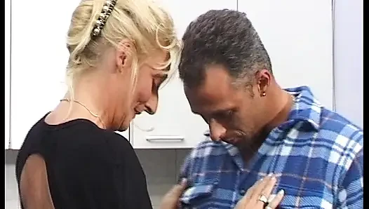 Çoraplı çekici Alman orta yaşlı seksi kadın boşalmadan önce büyük zenci yarağına biniyor