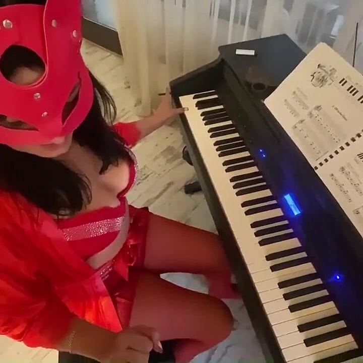 Ofis kızı vahşi bir orgazm için mastürbasyon yapmak için masaj kullanıyor - çoraplı seksi sekreter amcığını ovuyor