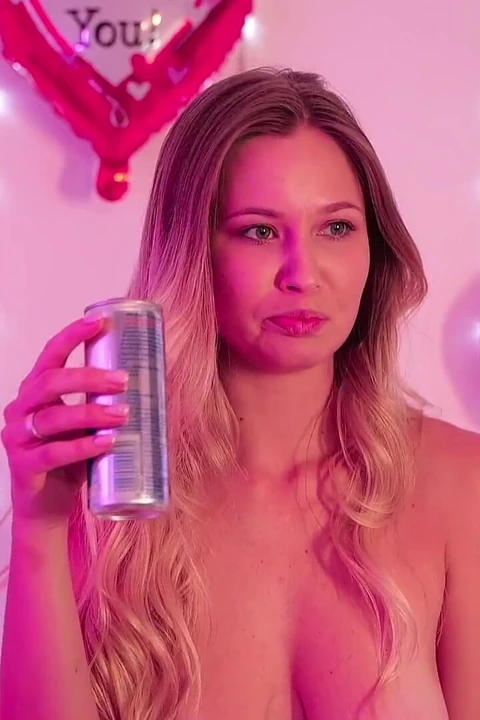 Parmağını poposuna soktu