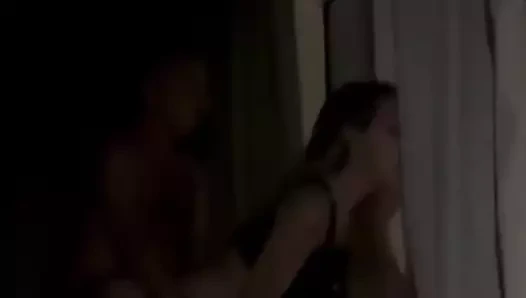 Genç bir çocuk otel odasında ince üvey annesini sikiyor