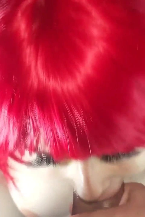 Güzel üvey kızım üvey annesi evde yokken yarağımı emmeyi ve dölümü yutmayı seviyor.