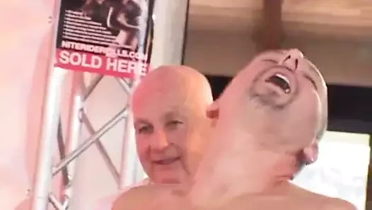 Sarışın ev hanımı swinger sikikleri yabancı