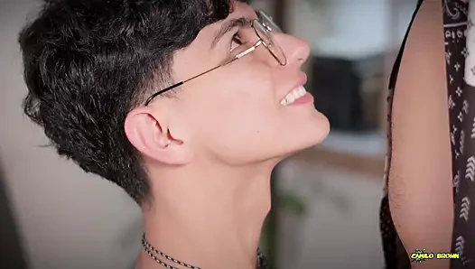 ÖĞRETMEN KıZıN KıYAFETLERINI GIYDIĞI IÇIN FEMBOY ÖĞRENCIYI SIKIYOR