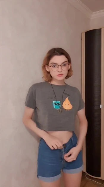 Милашка оставила дома одну. Будешь оценить ее танец?