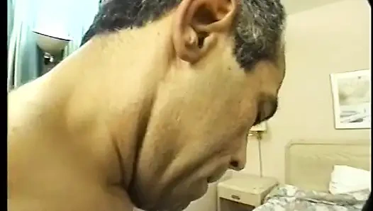 Seksi egzotik orta yaşlı seksi kadın üçlü grup seks sırasında götünü yarakla siktiriyor