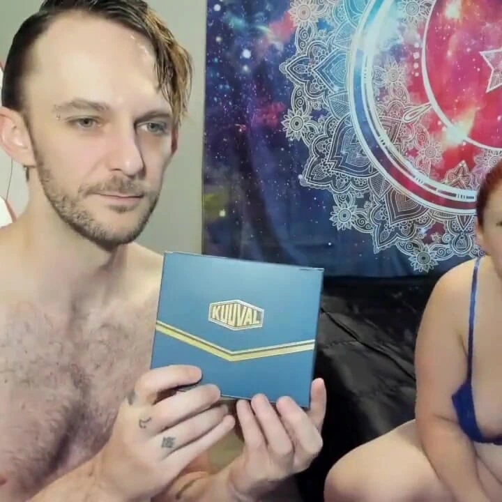 Anal oyuncak prostat masaj vibratörü ve penis halkası kutularını açıyor