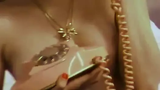 Emma roberts kozmo çekimi sırasında sahne arkasında üstsüz