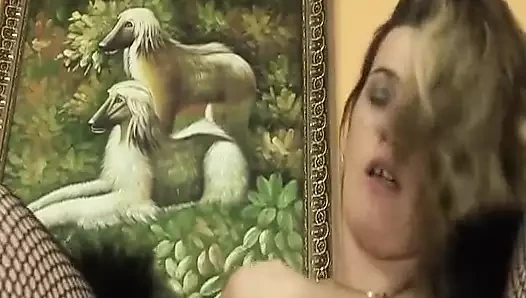 Yıkılmış Alman orta yaşlı seksi fahişe büyük yarağa biniyor