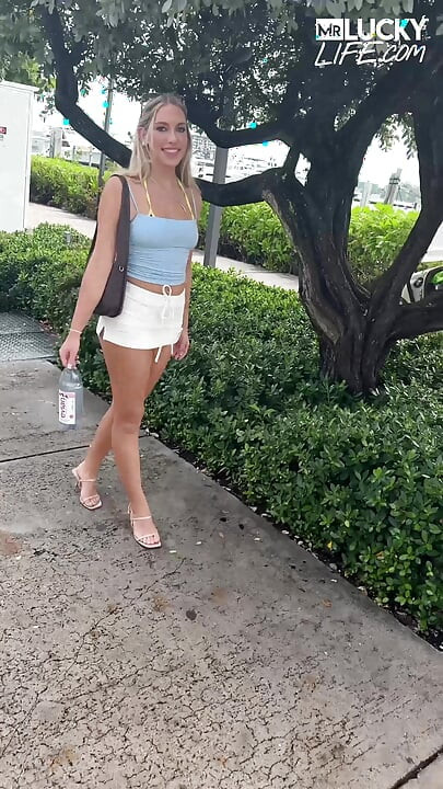 Sarışın Khloe Kapri sert yarağın her santiminin tadını çıkarmasını sağlıyor