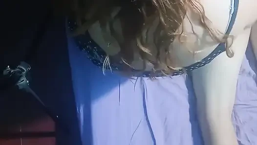 Şiltede kısa elbise ve sihirli eller