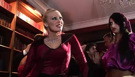 Dinç uşak güzel kadının yardımıyla kütüphanede onun horoz dışarı kırbaç