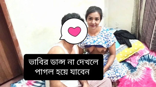 Hintli üniversite öğrencileri randevuya çıkıyor tam romantik ruh hali erkek arkadaşıyla dans ediyor