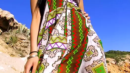 Koyu saçlı Alman güzel kız plajda vahşi bir adamla sikişiyor