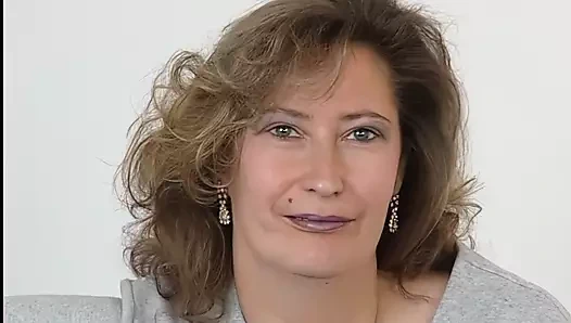 mutti in strapsen holt ihren vibrator raus und faengt an