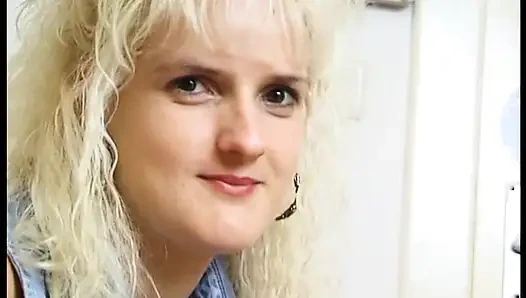 Sarışın Alman orta yaşlı seksi kadın tek başına iş yapıyor