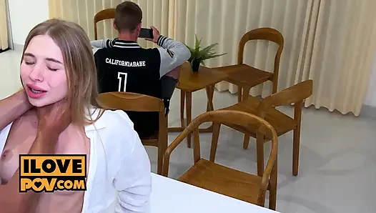 Californiababe erkek arkadaşı yakındaki maçı izlerken seni sikiyor