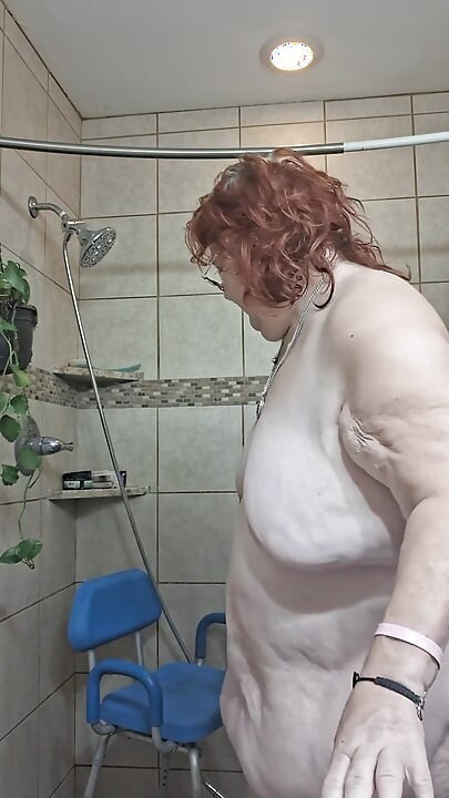 Büyük güzel hemşire Vicki duşumda çamur tedavisi yapıyor!