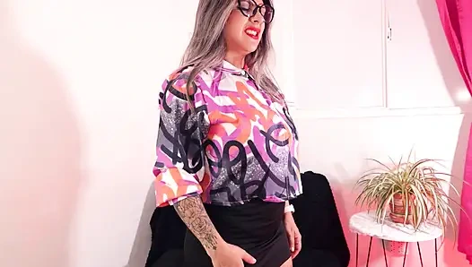 Çok itaatkar bir Kolombiyalı sekreter patronunun rahatlamasına yardımcı oluyor