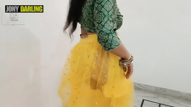 Kapde paad deya, Pencaplı çıplak üvey anne, amını ve chuchi'sini gösteriyor