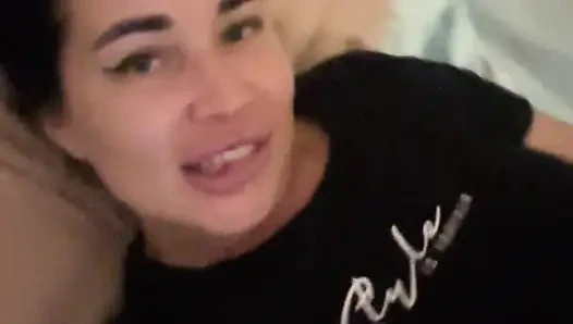 Kalın göğüslü orta yaşlı seksi kadın anal dildo oynamayı seviyor