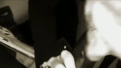 Siyah adam havada uçan kafayı beyaz bir kadından aldı