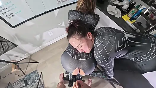 Sürtük kostümlü üvey kız kardeş ve kız arkadaşı örümcek kızlar gibi giyiniyor. FFM üçlü amcık ve anal dölleme