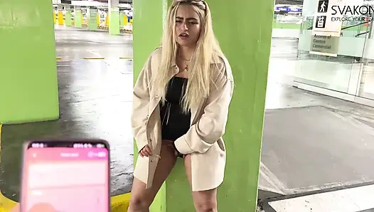 Anal ve Svakom Jordan oyuncağımı kontrol etmelerine izin ver - otoparkta fışkırt