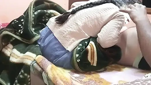 Sevimli üvey kız kardeşim yatak odasını paylaşıyor ve sert sikişmeden ve emmeden önce bana sakso çekiyor