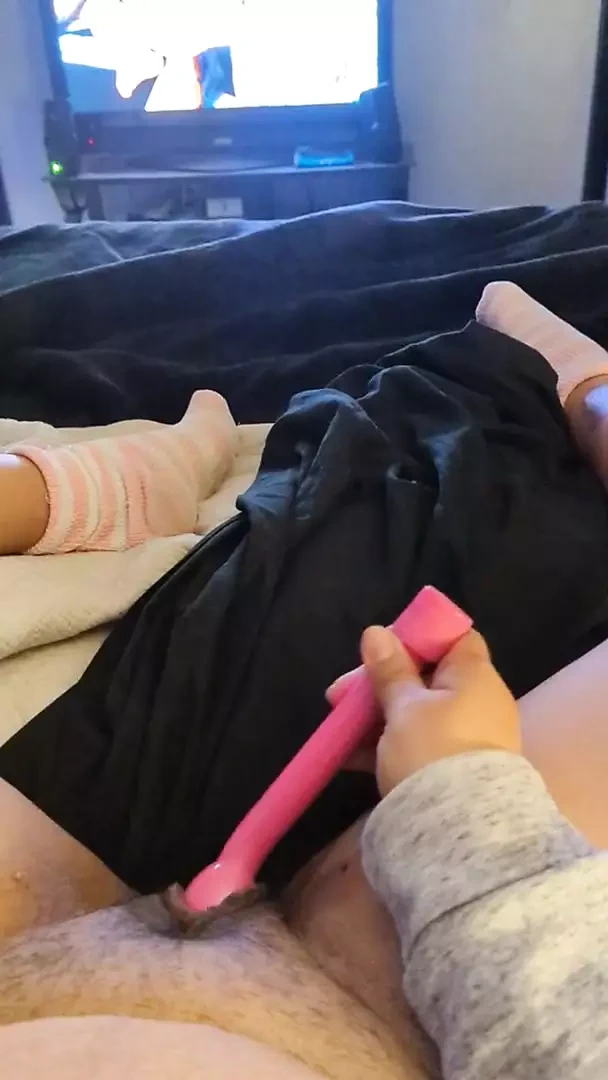 Ev arkadaşları yan odada parti yaparken neredeyse boşalıyor ve porno izlerken yakalanıyor