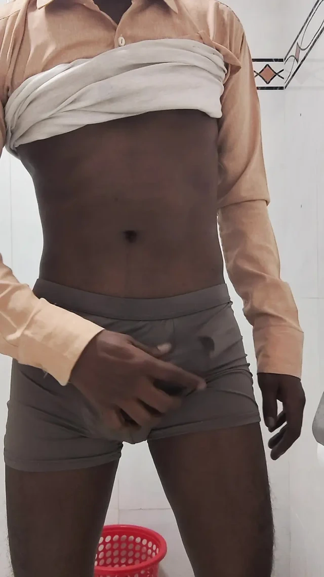 Şimdi kendini çok sert sikiyor