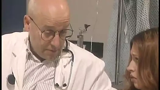 At kuyruklu şehvetli sürtük arka bahçede kalın bir yarağı gırtlağına kadar alıyor ve sonra sikişiyor