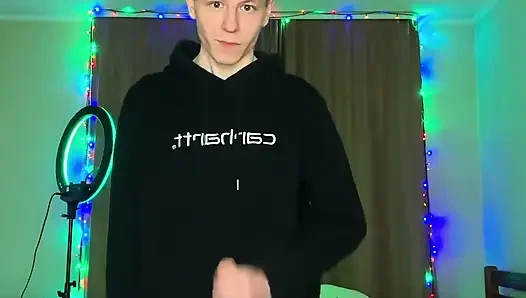 Bu aç twink'in ne kadar döl püskürtebileceğine bak