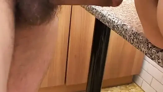 Kıllı nine yarağının ve salatalık sikişinin tadını çıkarıyor ve yaşlı sikicisini sikiyor