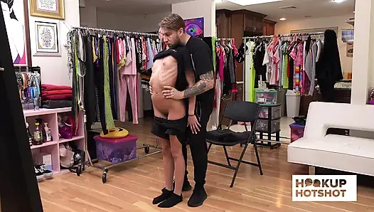 Bts - Alexis Tae bir fotoğraf seansında güzel götünü gösteriyor!