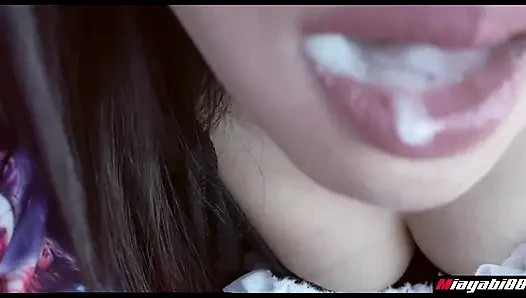 Azgın Taylandlı Asyalı seksi gözler kocasının yarağını ağzına yutmadan önce herkesin içinde sikiyor bakış açısı